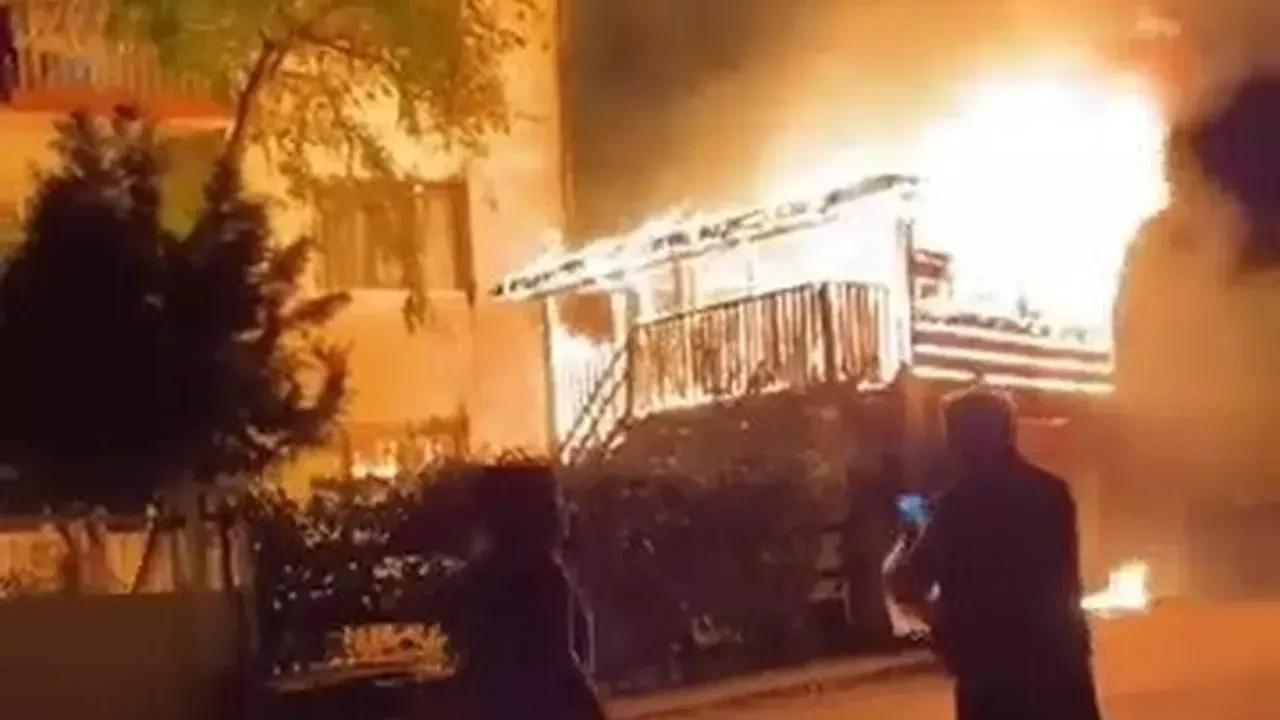 Karabük'te yangın! Alevler kısa sürede büyüdü, garaj kül oldu