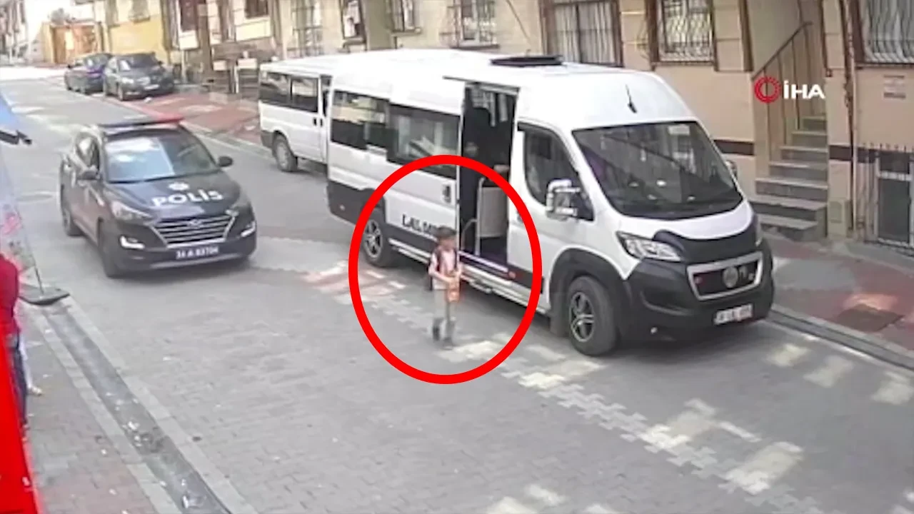 Küçük öğrenciyi yol ortasında indirdi! Hatalı olduğu yetmezmiş gibi bir de polisle tartıştı