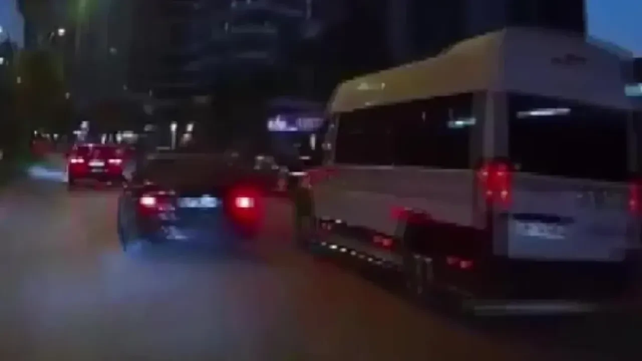 Makas atarken canından oluyordu! Zincirleme kaza anı kamerada