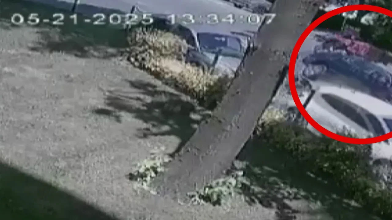 Park halindeki araca çarpıp devrildi! Kaza anı kamerada