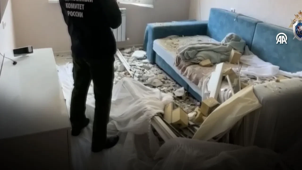 Bina bomba gibi patladı! O anlar güvenlik kamerasına yansıdı
