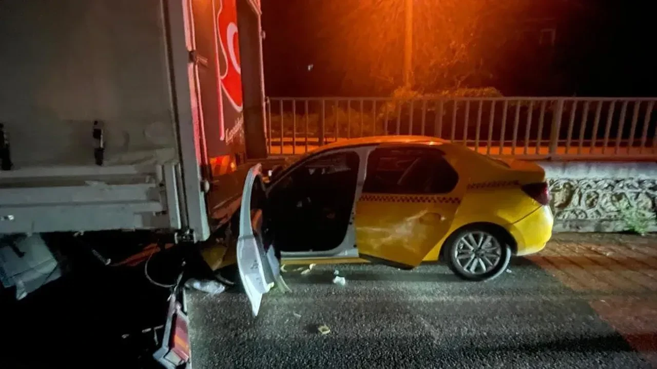 Sakarya'da feci kaza! Taksi, kamyonete ok gibi saplandı: 1 ölü, 1 yaralı