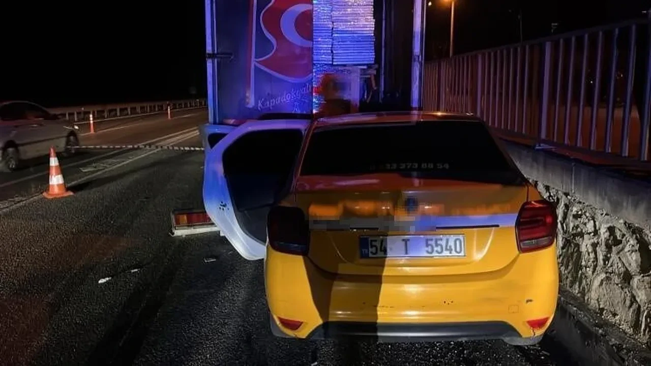 Sakarya'da feci kaza! Taksi, kamyonete ok gibi saplandı: 1 ölü, 1 yaralı