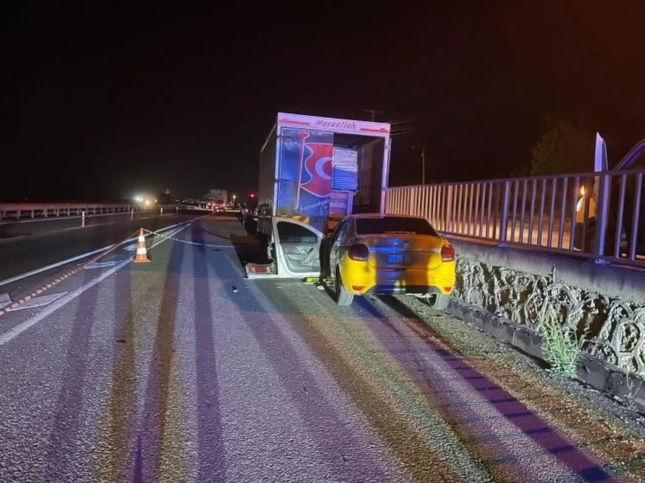 Sakarya'da feci kaza! Taksi, kamyonete ok gibi saplandı: 1 ölü, 1 yaralı
