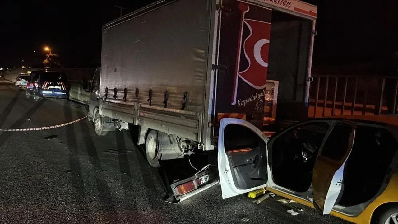 Sakarya'da feci kaza! Taksi, kamyonete ok gibi saplandı: 1 ölü, 1 yaralı