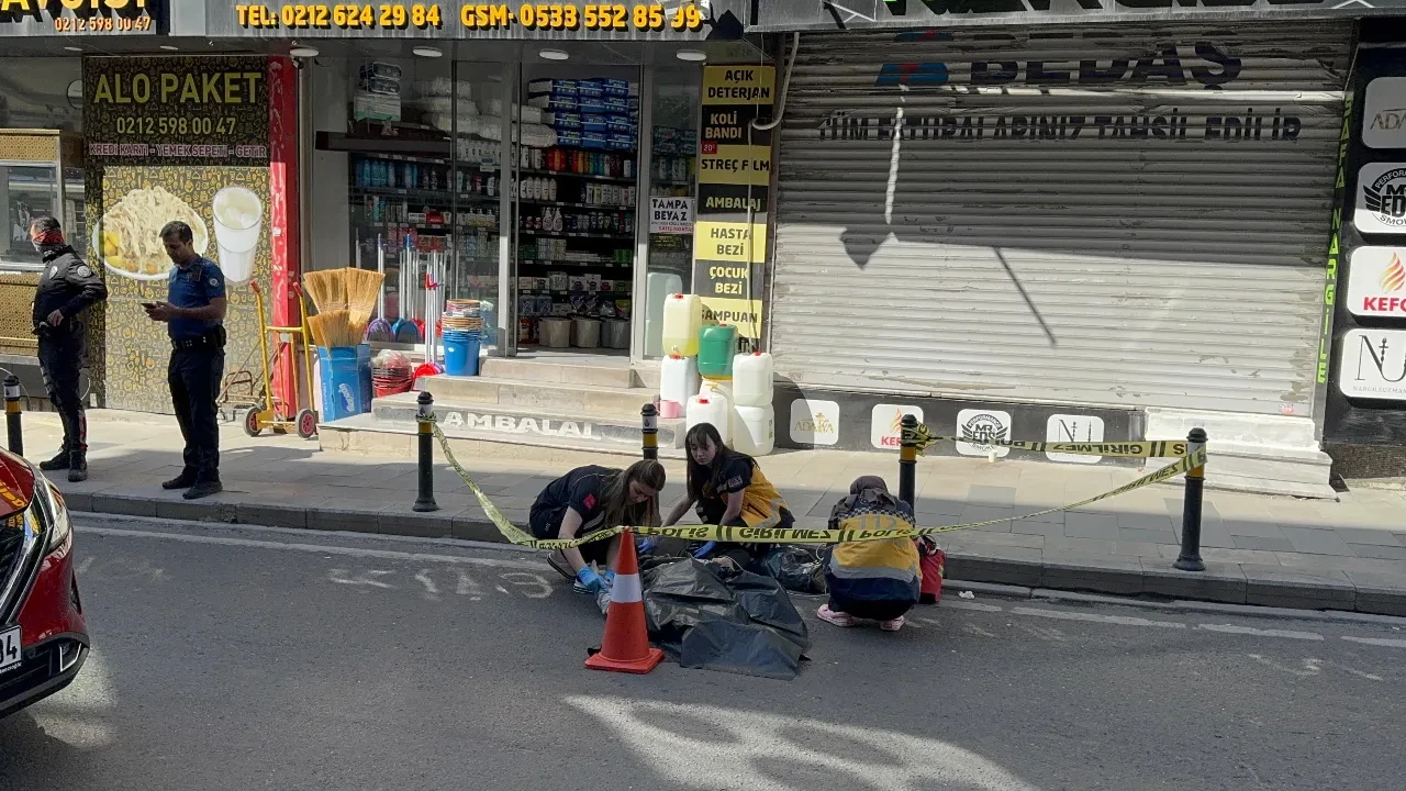 Yürek yakan ölüm! Kaldırımda fenalaşıp yola düştü, servis aracı ezip geçti 