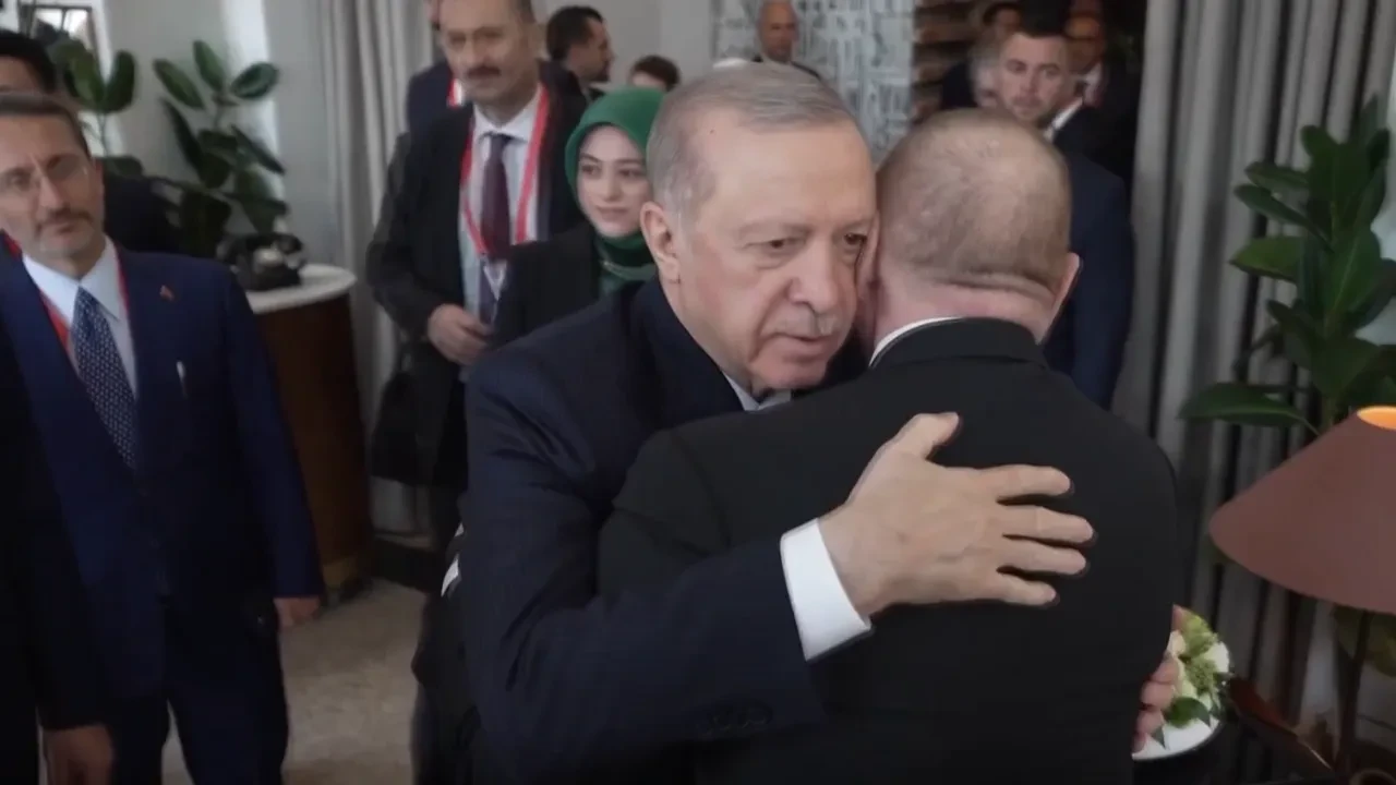 Zirveye damga vuran anlar! Cumhurbaşkanı Erdoğan 'Gel bir sarılayım' deyip kucakladı