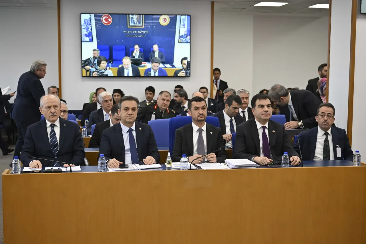 35 maddelik kanun teklifi komisyonda! TSK'dan ihraç yetkisi geri çekildi