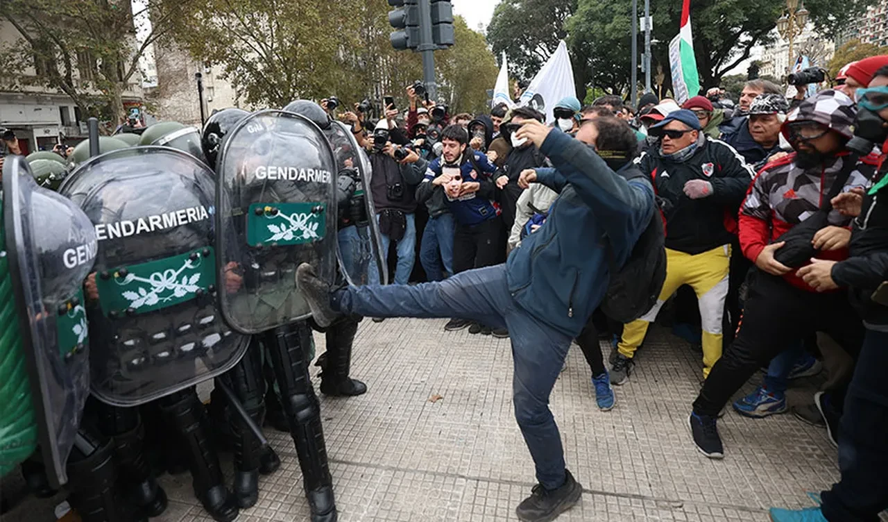 Arjantin'de emeklilere polis müdahalesi! 'Maaş' protestosunda çok sayıda yaralı var