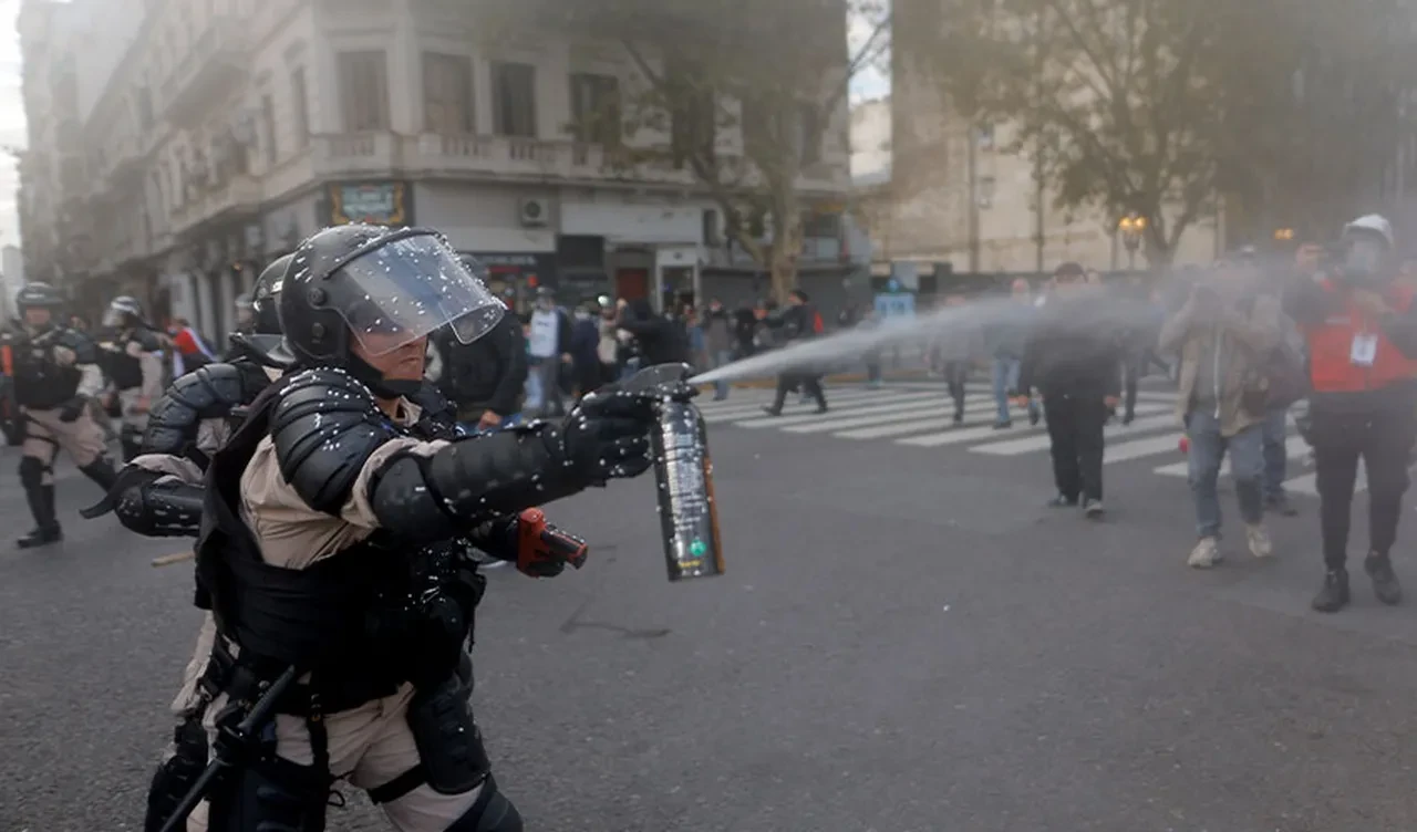 Arjantin'de emeklilere polis müdahalesi! 'Maaş' protestosunda çok sayıda yaralı var