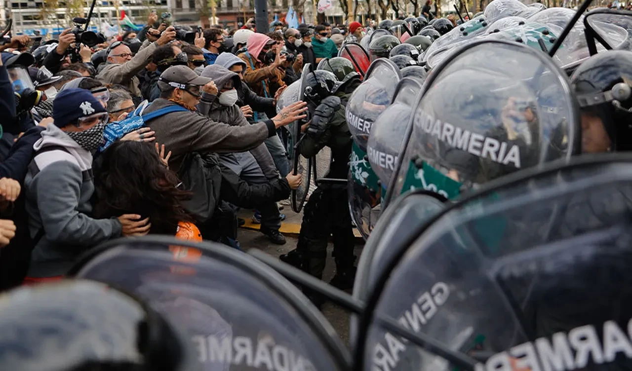 Arjantin'de emeklilere polis müdahalesi! 'Maaş' protestosunda çok sayıda yaralı var