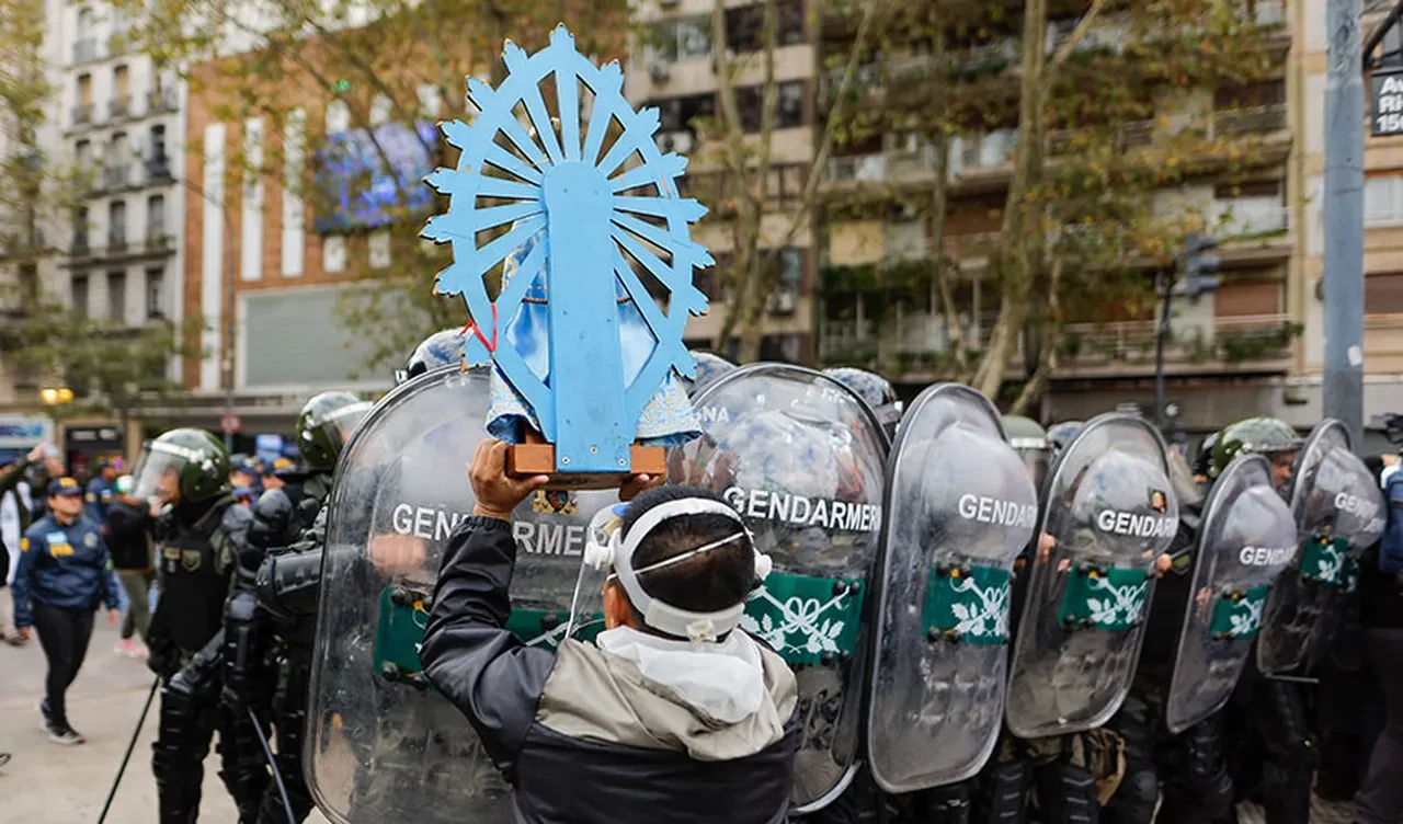 Arjantin'de emeklilere polis müdahalesi! 'Maaş' protestosunda çok sayıda yaralı var