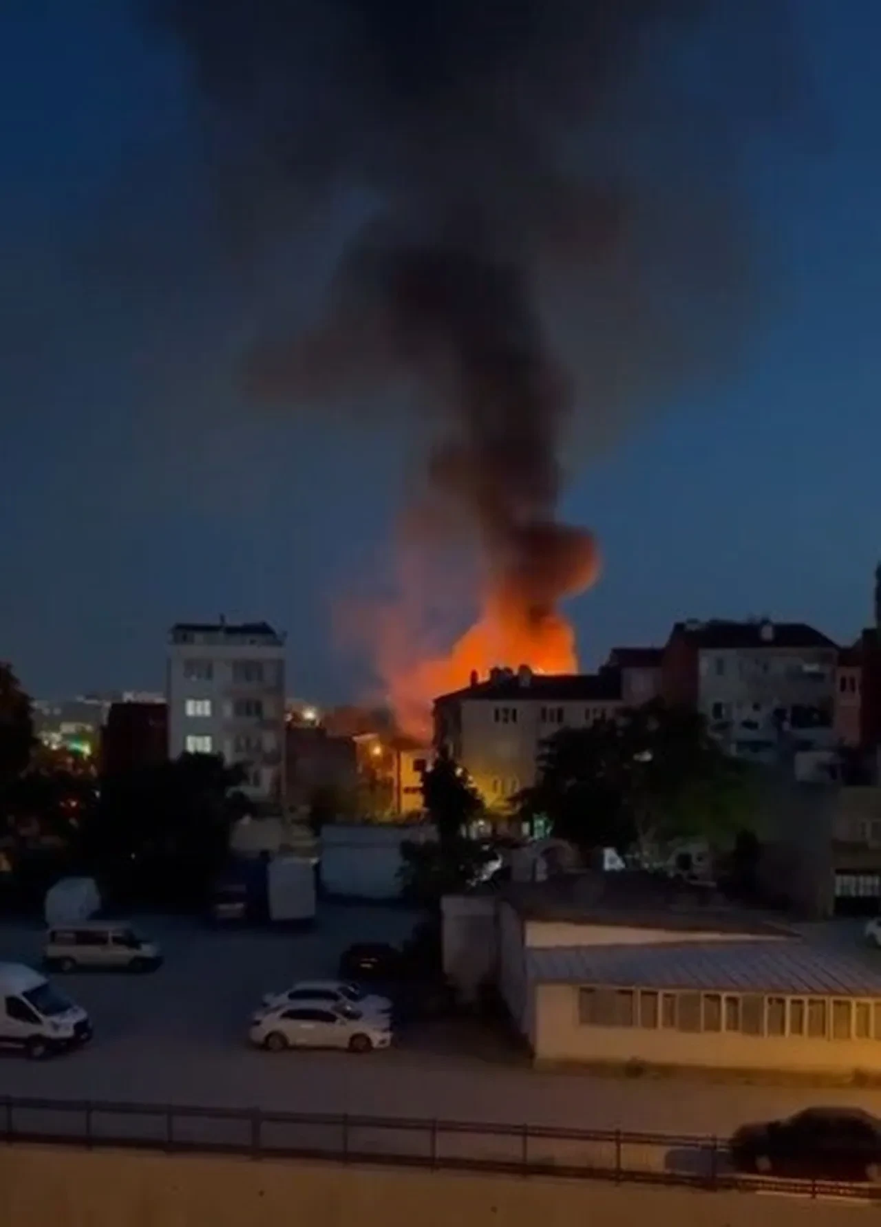Balıkesir'de yangın faciası! Alevler her yeri sardı, 1 kişi hayatını kaybetti