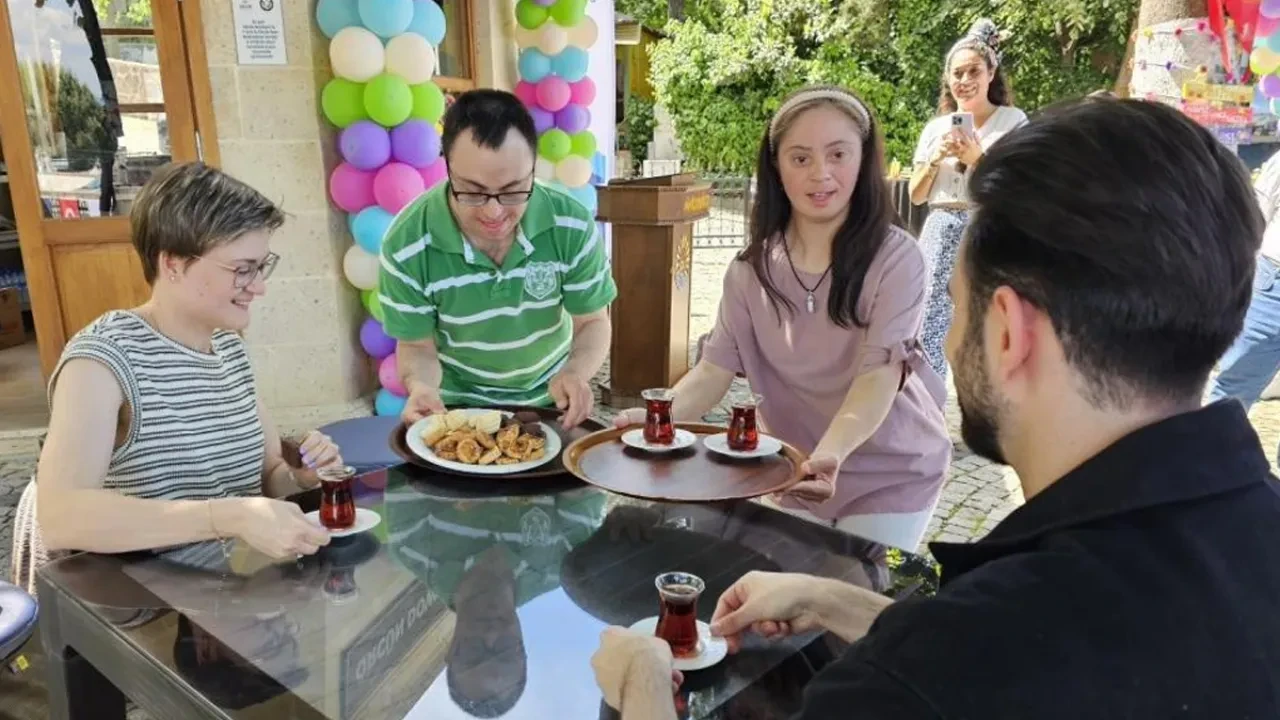 Bu kafenin İsmi de, çalışanları da çok özel