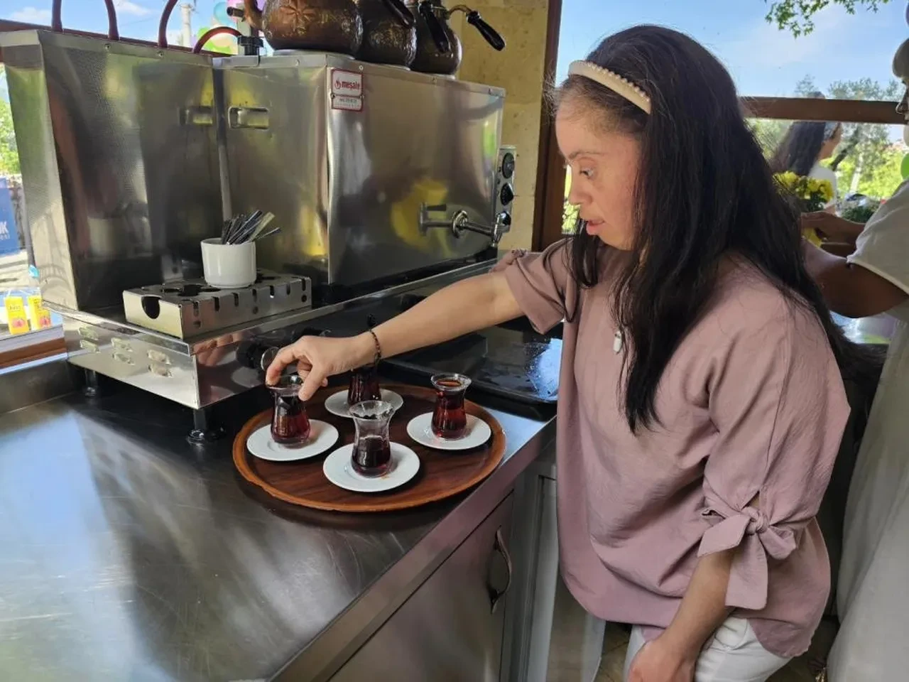 Bu kafenin İsmi de, çalışanları da çok özel