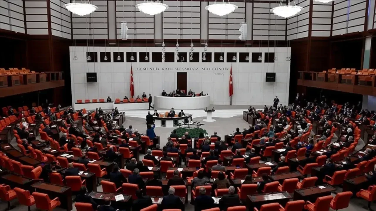 Cumhurbaşkanının subay ihraç yetkisi geri çekildi: 35 maddelik teklif komisyonda 