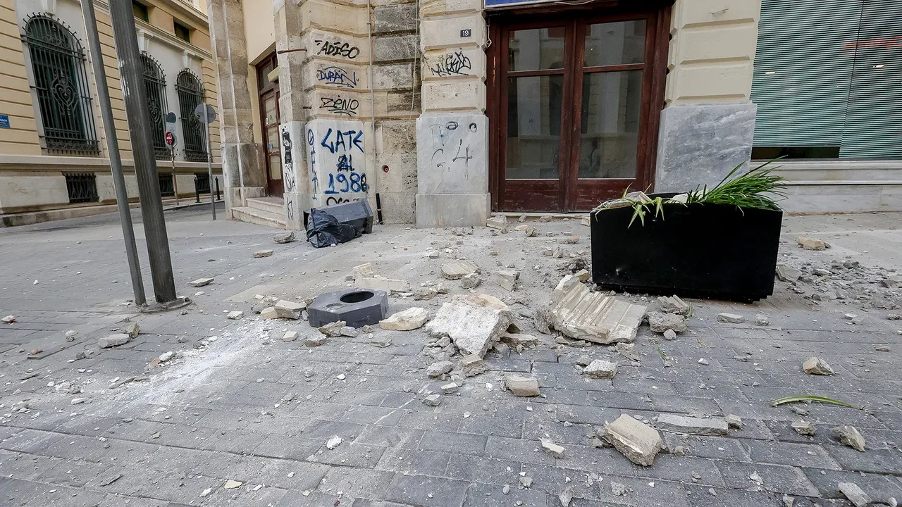 Ege Denizi'nde Girit Adası açıklarında deprem heyelana neden oldu, yapılarda da hasar var!