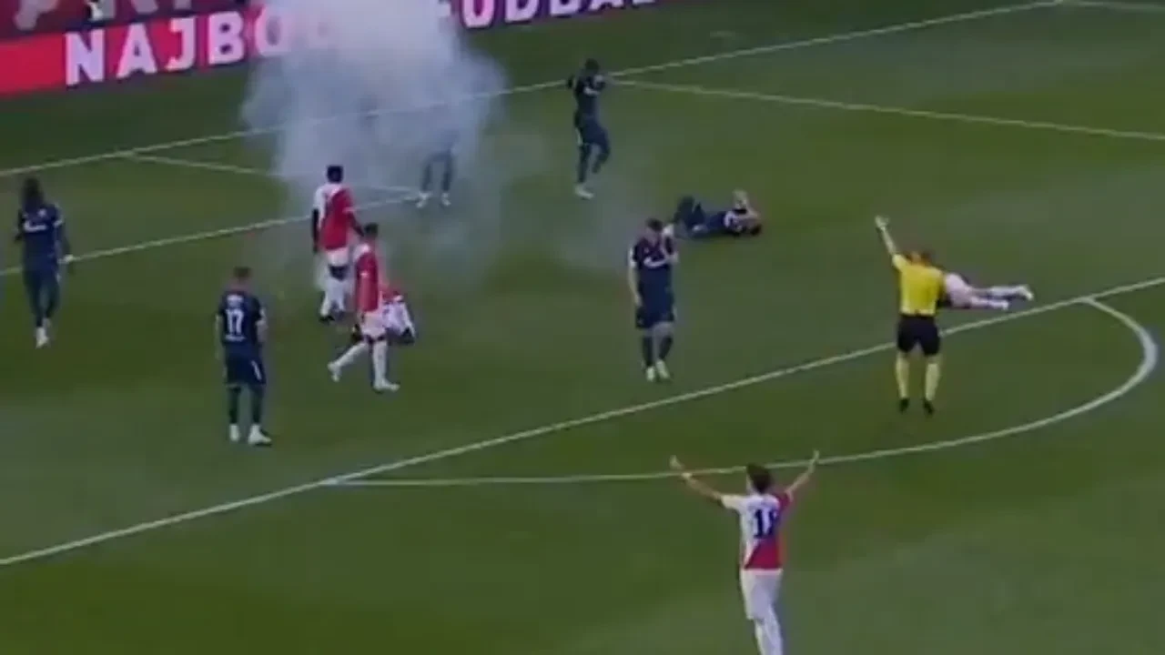 Final maçında sahaya patlayıcı madde atıldı! Futbolcular yere yığıldı