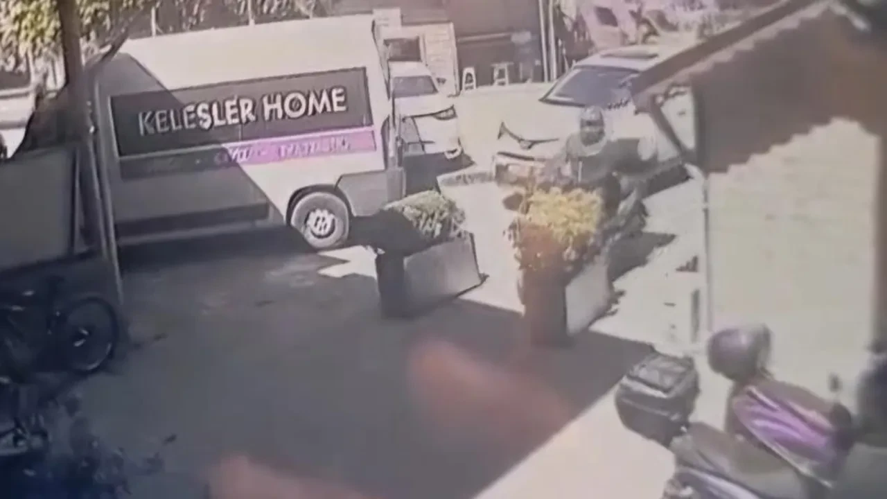 Gaz pedalı takıldı, duvara tosladı! O anlar kamerada