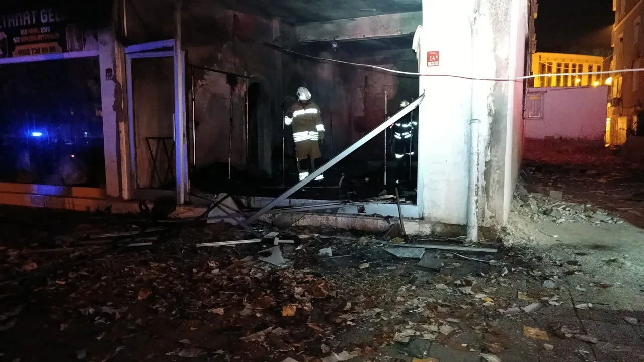 Gelinlik dükkanı alev alev yandı! Yüzlercesi kül oldu!