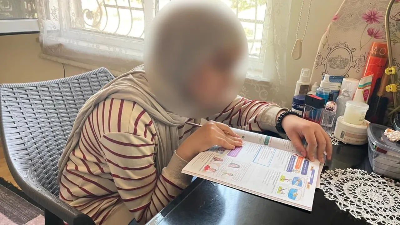 Hakarete uğrayan başörtülü öğrencinin ailesi yaşananları anlattı! "Çocuğumuzu psikoloğa göndereceğiz"