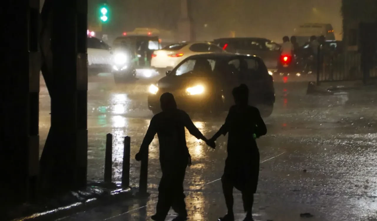 Hindistan'da şiddetli yağış hayatı felç etti: Ölü ve yaralılar var