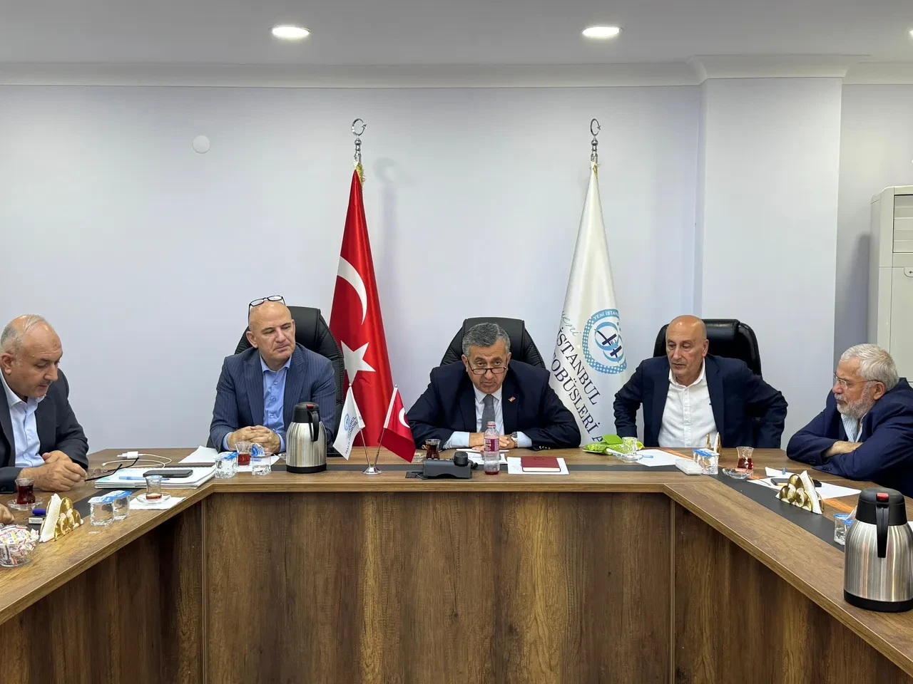 İstanbul'da toplu ulaşımda kaos! Özel Halk Otobüsleri kontak kapattı, duraklarda yoğunluk oluştu