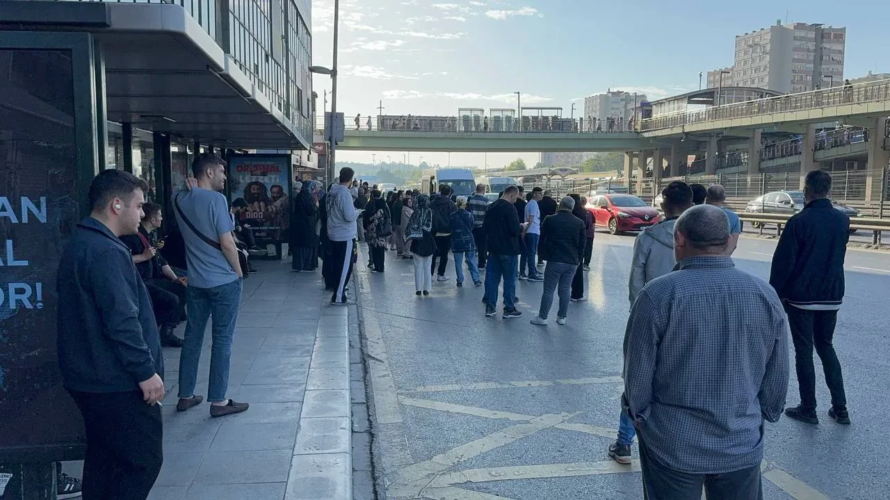 İstanbul'da toplu ulaşımda kaos! Özel Halk Otobüsleri kontak kapattı, duraklarda yoğunluk oluştu