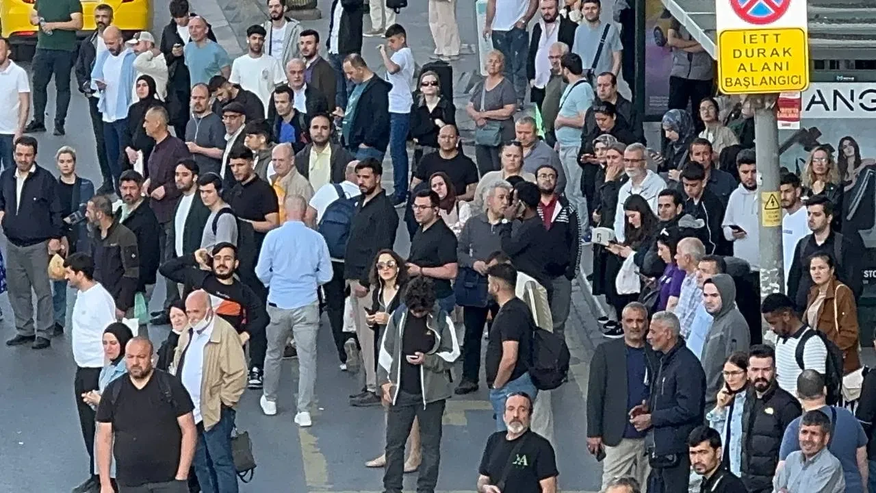 İstanbul'da toplu ulaşımda kaos! Özel Halk Otobüsleri kontak kapattı, duraklarda yoğunluk oluştu