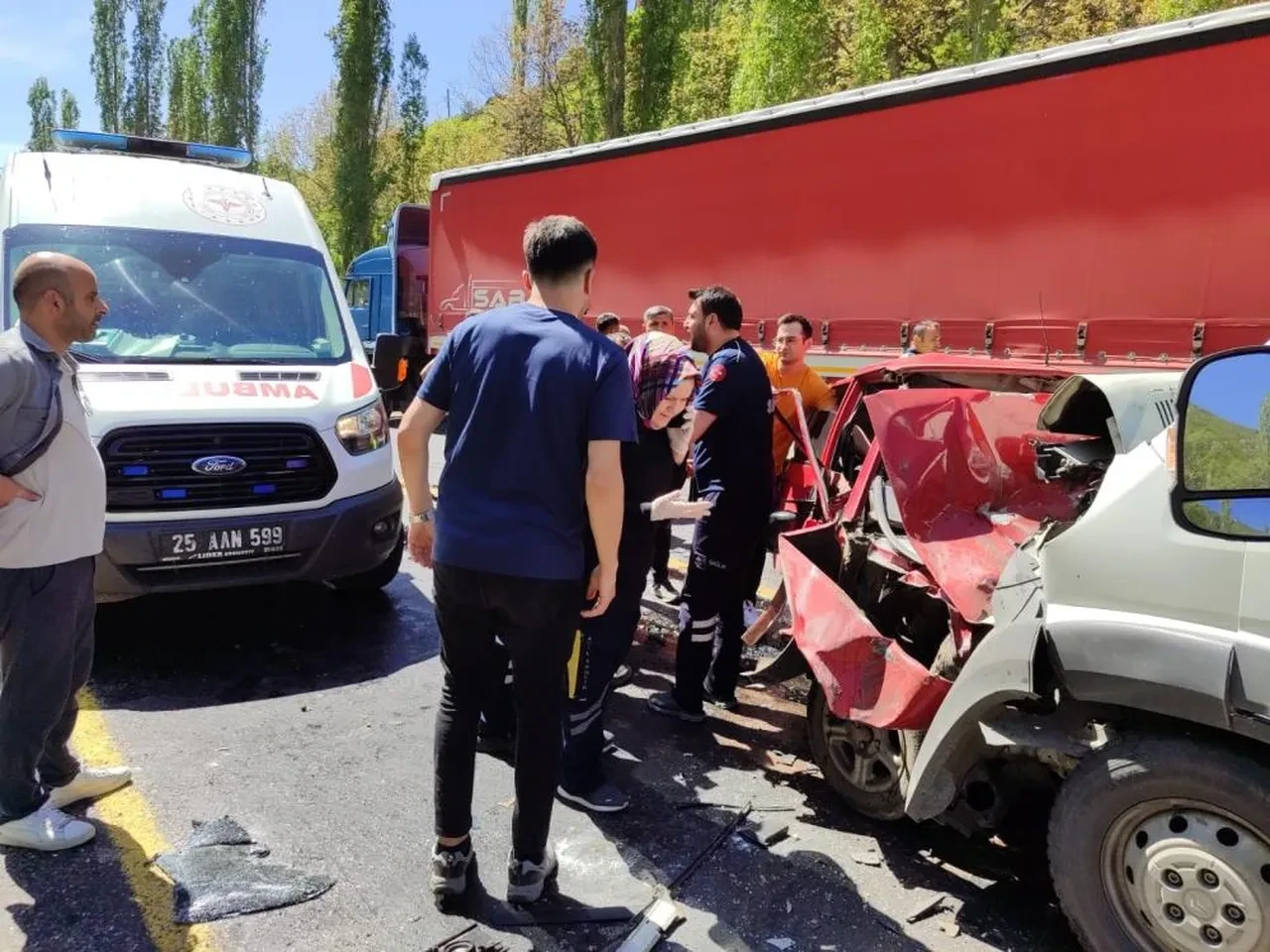 Minibüse çarpan Tofaş hurdaya döndü! Ölü ve yaralı var