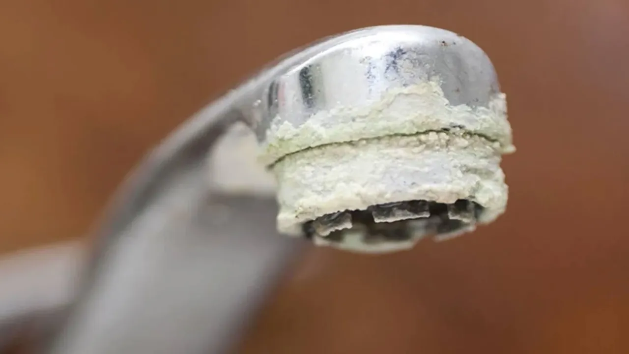 Musluktaki kireci ovmaya gerek kalmadan yarım saatte yok ediyor! Yeni gibi pırıl pırıl parlatıyor