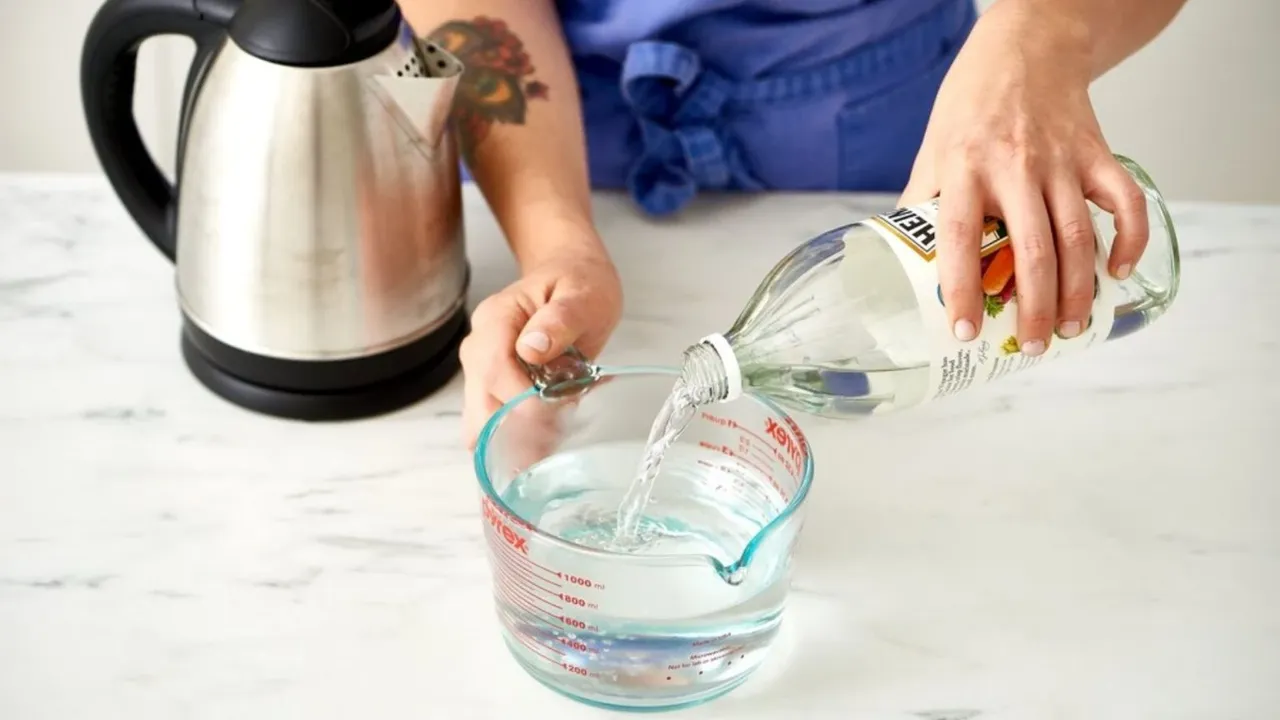 Musluktaki kireci ovmaya gerek kalmadan yarım saatte yok ediyor! Yeni gibi pırıl pırıl parlatıyor