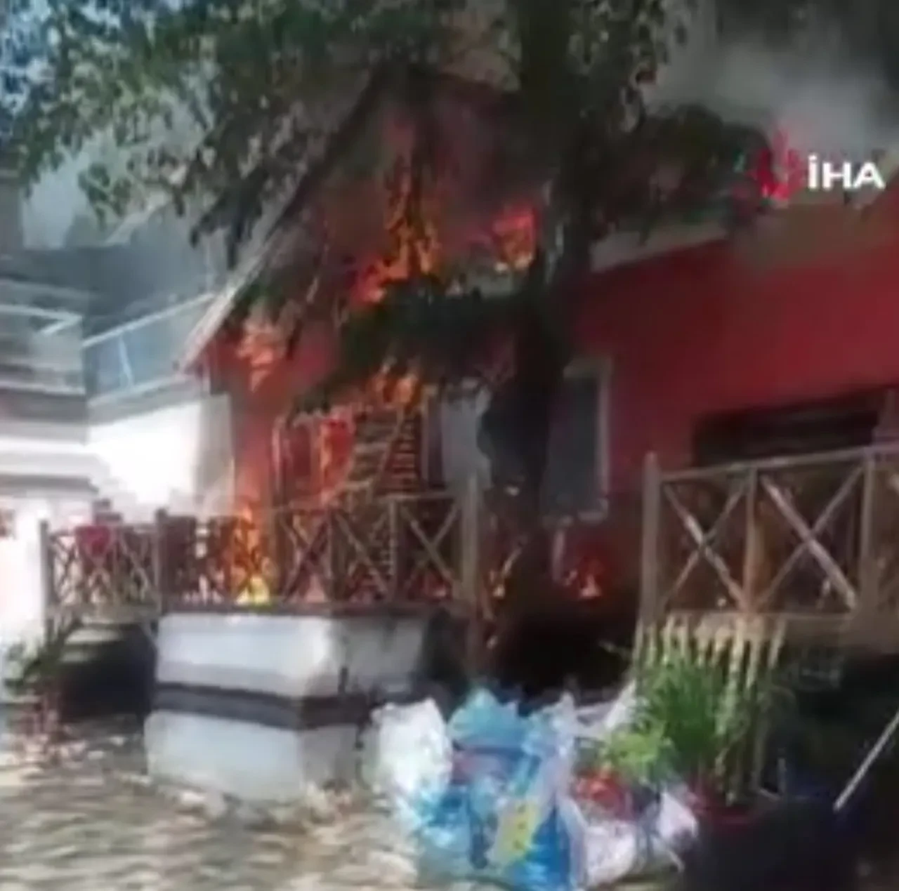 Otel mutfağında korkutan yangın! Alevler ahşap binaya sıçradı