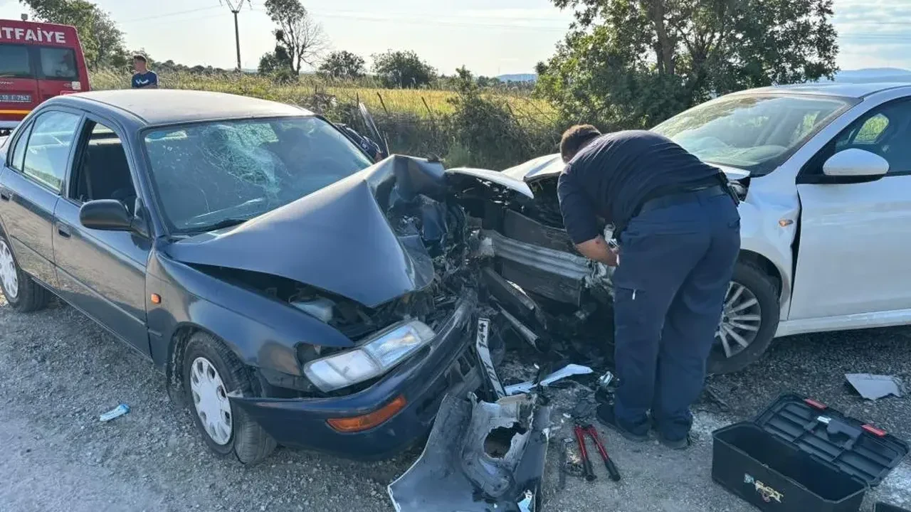 Otomobiller kafa kafaya çarpıştı: 5 kişi yaralı