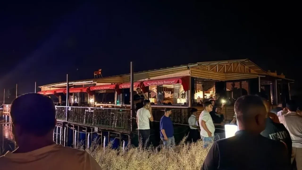 Şanlıurfa’da facia! Müşteri dolu duba restoranın halatları koptu, Fırat Nehri