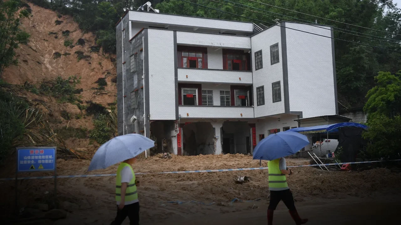 Şiddetli yağış heyelanı da beraberinde getirdi: 2 ölü, 19 kayıp