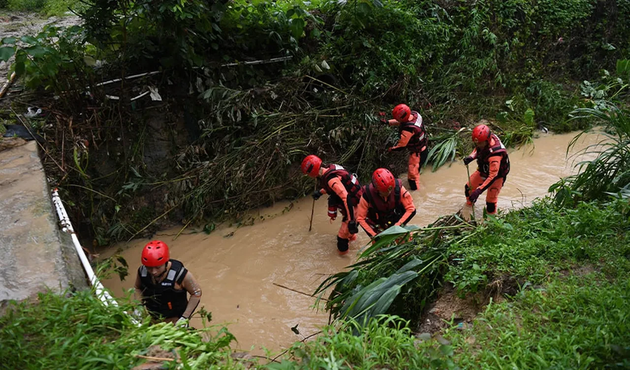 Şiddetli yağış heyelanı da beraberinde getirdi: 2 ölü, 19 kayıp