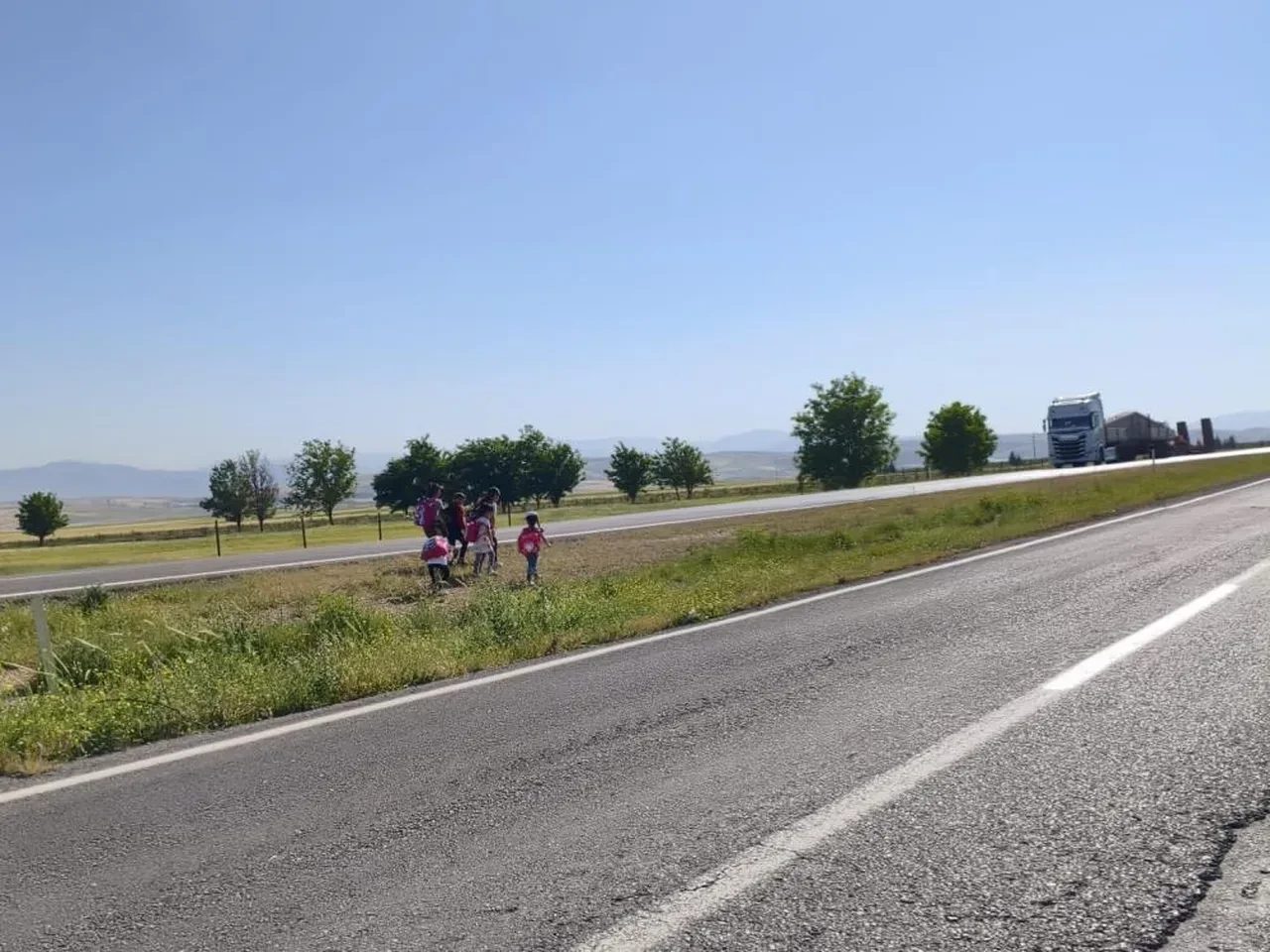 Siirt'te öğrencilerin 1,5 kilometrelik tehlikeli yolculuğu!