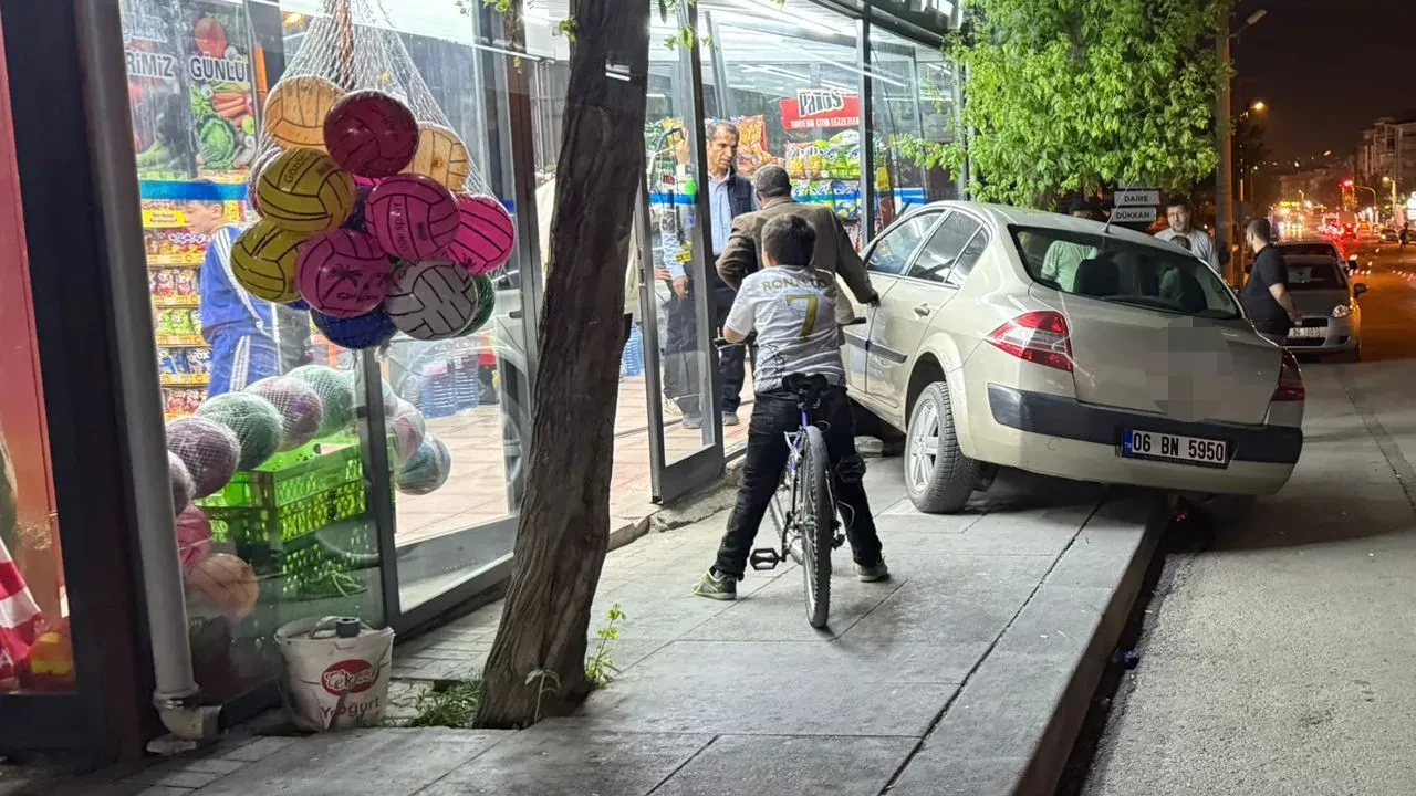 Sincan’da otomobil markete girdi