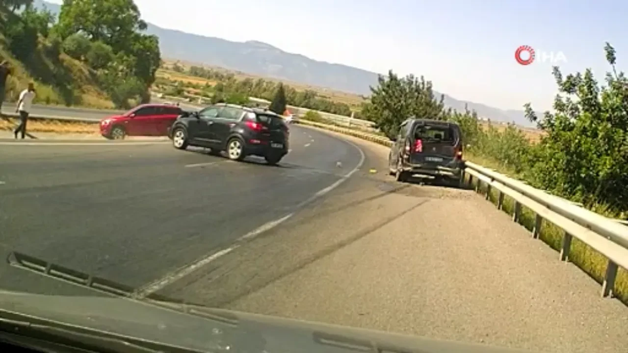 Tankerden yola dökülen balık yağı faciaya neden oldu! Peş peşe kazalar