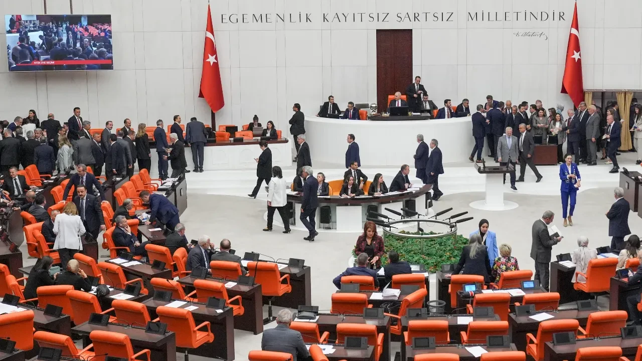 TBMM'de kabul edildi: Memuriyette yaş sınırı ve atama şartları değişti.