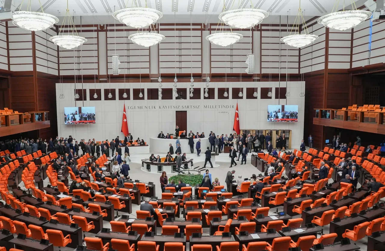 TBMM'de kabul edildi: Memuriyette yaş sınırı ve atama şartları değişti.