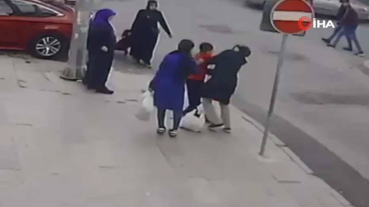 Yolda yürüyen çocuğun boğazına şeker kaçtı, esnaf son anda yetişti