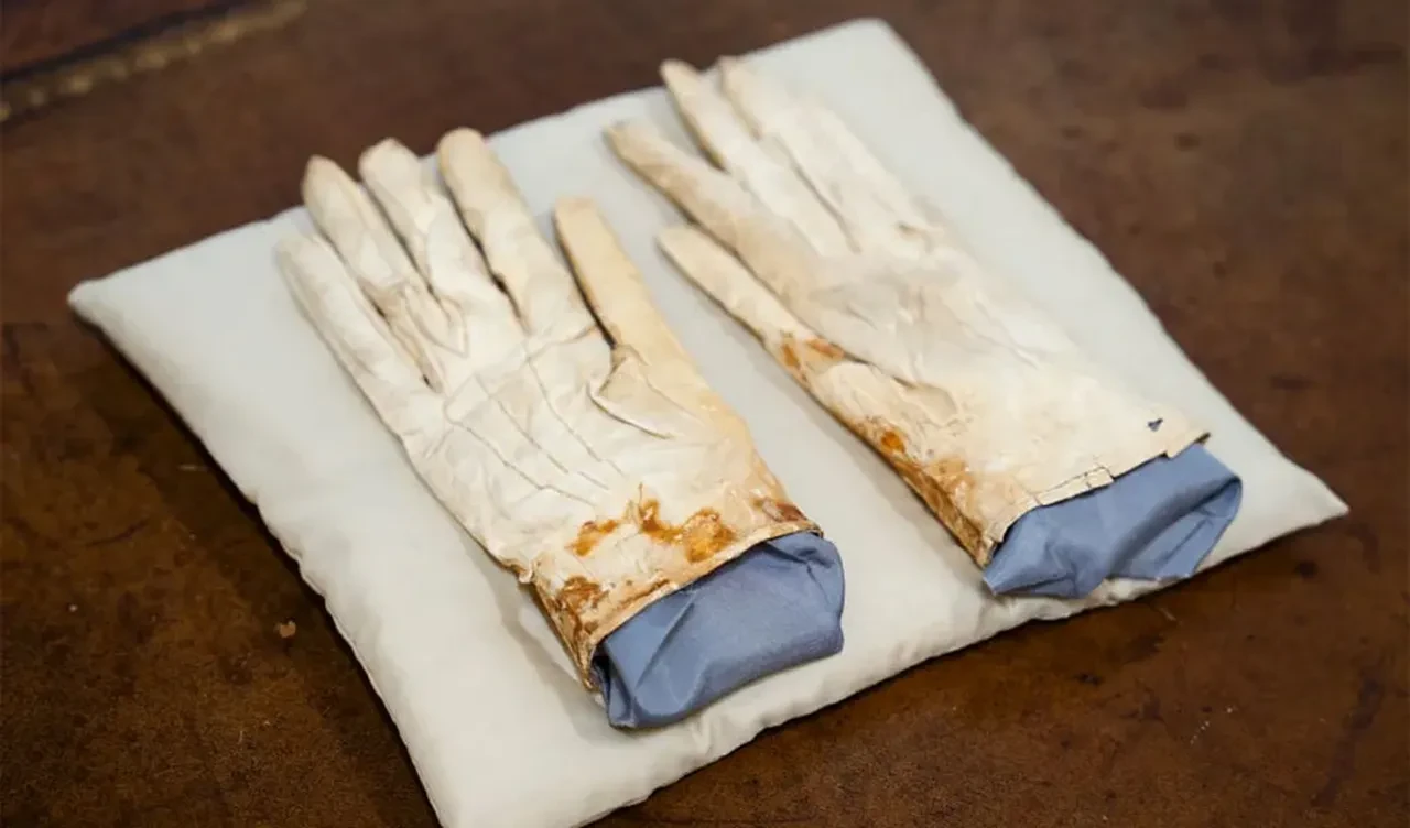 Abraham Lincoln'ün kanlı eldivenleri satışa çıkıyor! Fiyatı dudak uçuklattı