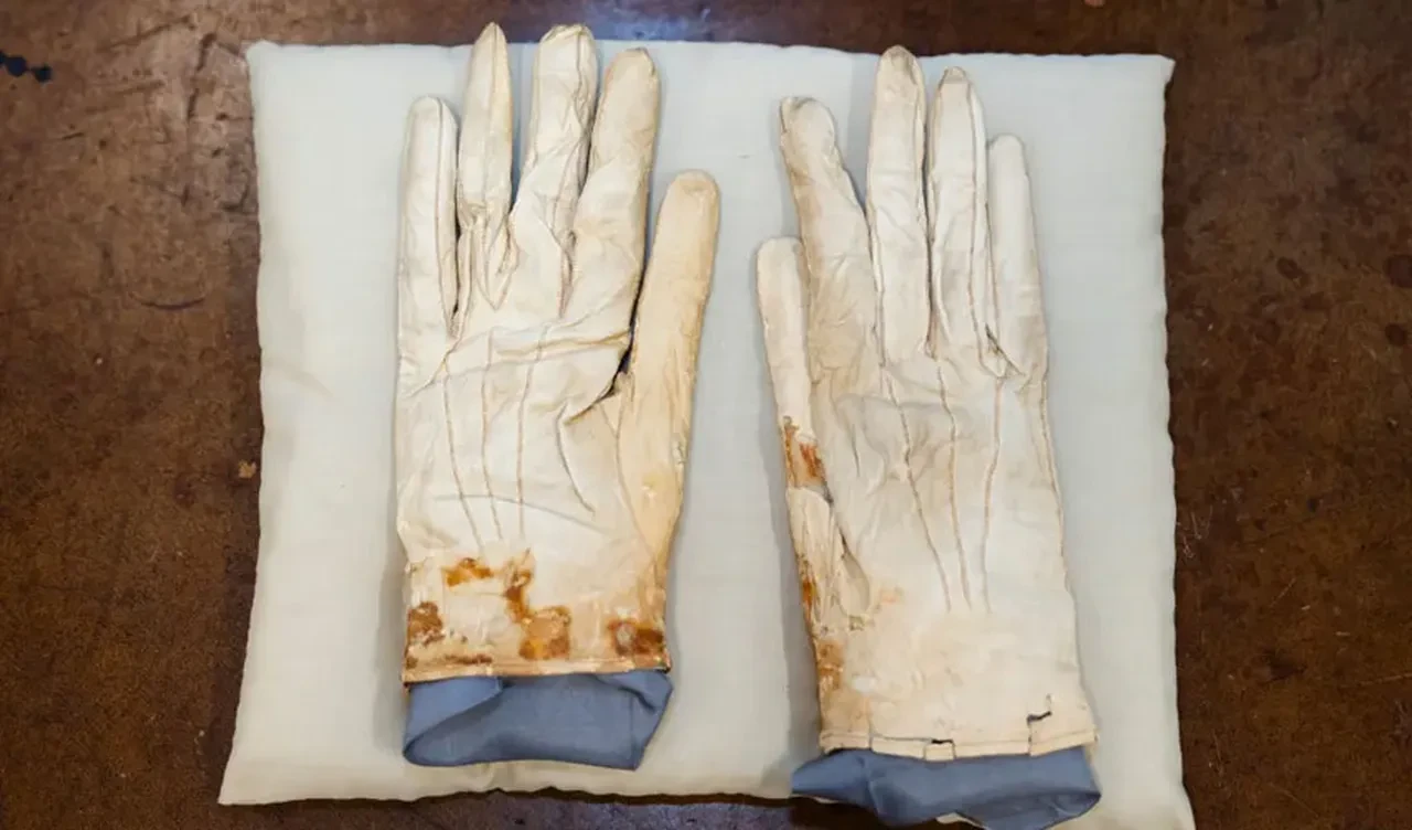 Abraham Lincoln'ün kanlı eldivenleri satışa çıkıyor! Fiyatı dudak uçuklattı