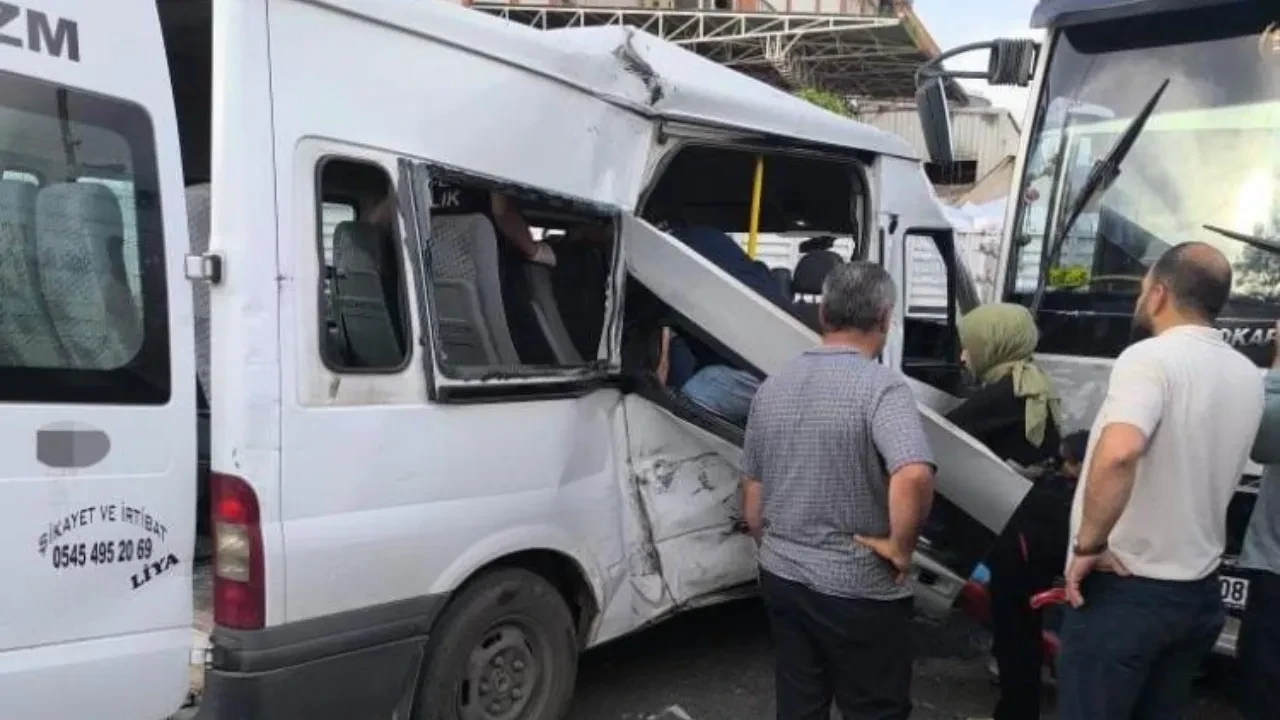 Batman’da minibüs ile midibüs kafa kafaya çarpıştı: Çok sayıda yaralı var!