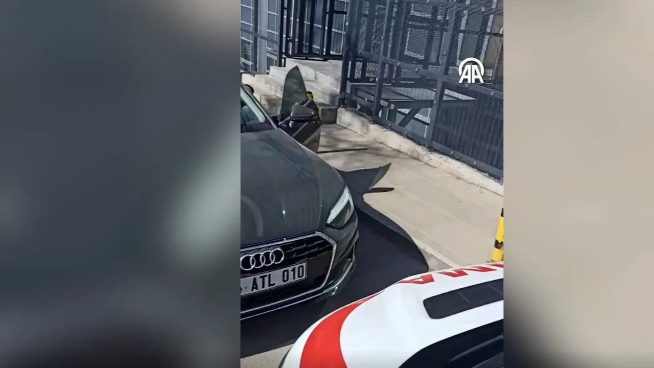 Bu kadarına da pes! Hasta taşıyan ambulansa ısrarla yol vermedi