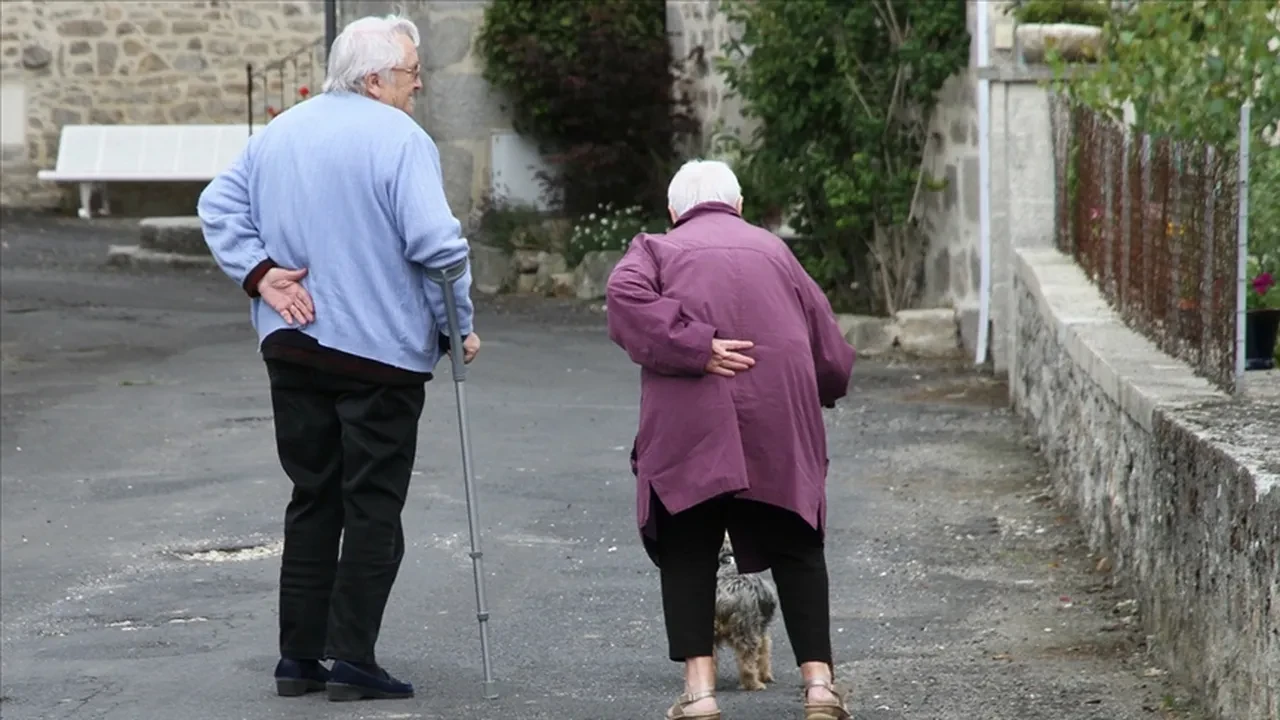 Bu tarz yürüyenler dikkat! Yürüyüş tarzınız yaşlandığınızda sağlık sorunlarına neden olabilir