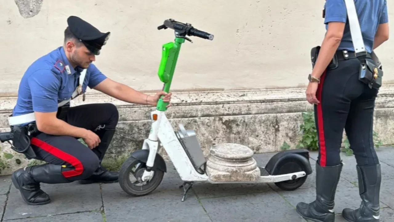 Elektrikli scooter ile tarihi eser kaçakçılığı! Polisi peşine taktı
