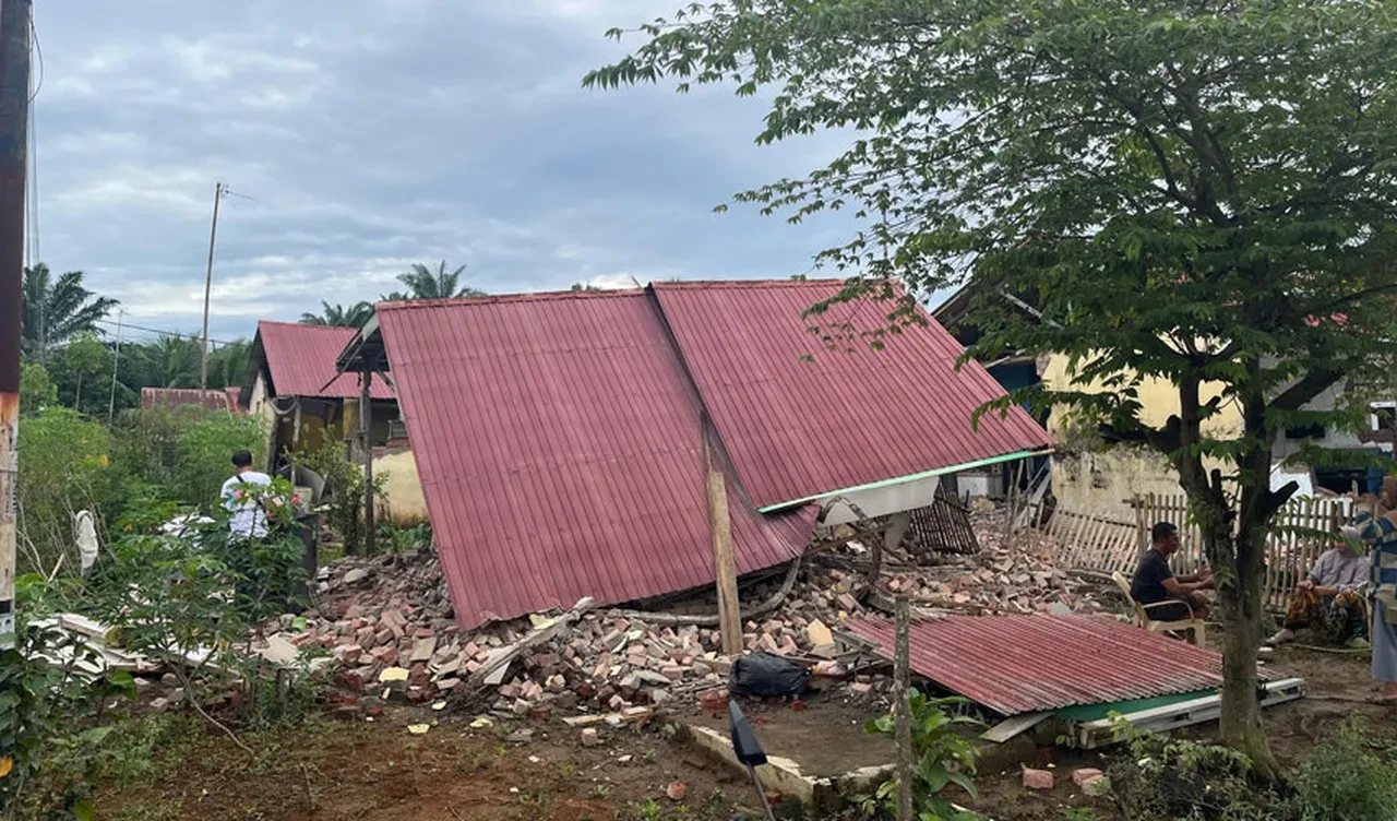 Endonezya şiddetli depremle sallandı! Çok sayıda yapı çöktü